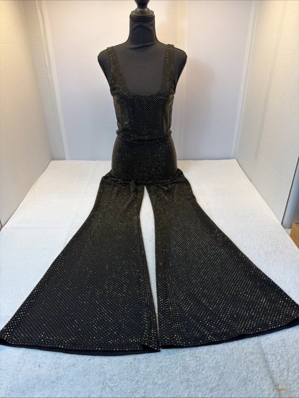 ALICE OLIVIA Stacey Bendet Black Gold Sequin Jumpsuit Scoop Neck SZ 6 New
